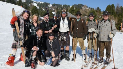 Einige Personen im Kilt oder in der Lederhose beim Skifahren