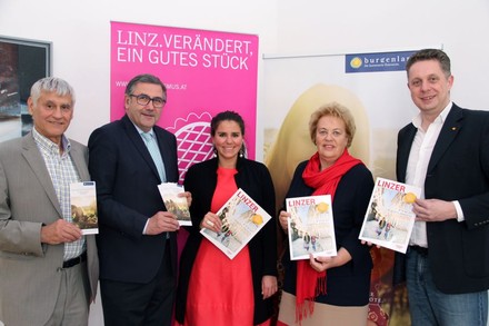 Werner Prödl (Obmann des Linzer Cityrings), Georg Steiner (Tourismusdirektor Linz), Raphaela Schaschl (Interim-Geschäftsführerin von Burgenland Tourismus), Agrarlandesrätin Verena Dunst und Tourismuslandesrat MMag. Alexander Petschnig beim Burgenland-Fest in Linz