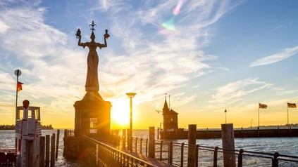 Eine Statue bei Konstanz vor dem abendlichen Bodensee