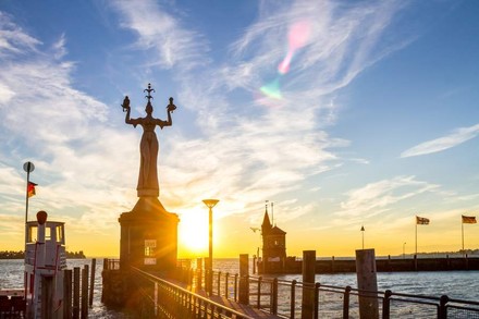 Eine Statue bei Konstanz vor dem abendlichen Bodensee