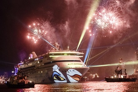 Das Kreuzfahrtschiff AIDA aura unter einem nächtlichen Feuerwerk im Hafen