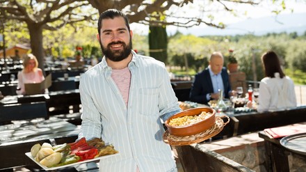 Ein Kellner in einem Biergarten
