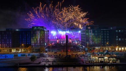 Ein nächtliches Feuerwerk über dem neuen Mercedes Platz in Berlin