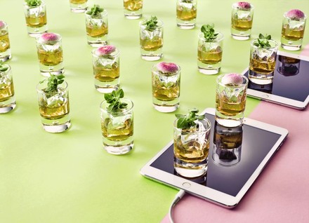 Getränke mit Blumen im Glas