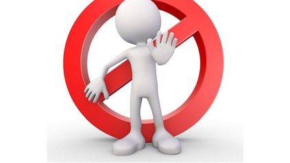 Kunststofffigur deutet "Eintritt verboten" an.