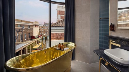Goldbadewanne im Goldy-Zimmer des Hotels Amano Covent Garden in London