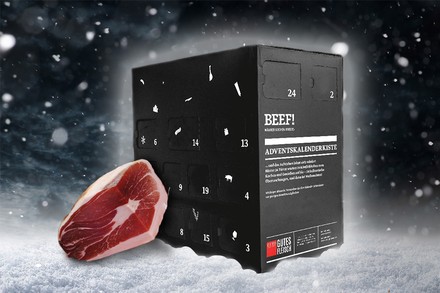 Ein Fleisch-Adventskalender und ein Stück Schinken im Schnee