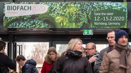 Besucher betreten die Messehallen in Nürnberg anlässlich der BIOFACH 2020