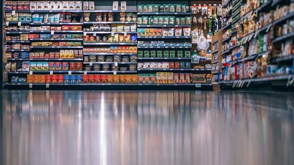 Ein großes Regal mit Lebensmitteln in einem Supermarkt