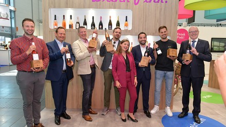 Die Gewinner (v. l. n. r.): Weingut Jakob Schneider (Jakob Schneider), Weingut Bimmerle (Siegbert Bimmerle, Kellermeister Philipp Milke), Weingut Bergoldt-Reif & Nett (Christian Nett), Laudatorin Sina Erdrich (Deutsche Weinkönigin), Weingut Reichsrat von Buhl (Dennis Geller), Weingut Franz Keller (Hannes Wolf), Weingut Juliusspital (Horst Kolesch)
