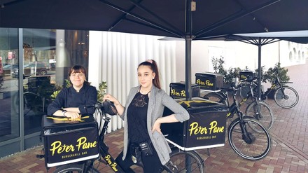 Team "Peters Super Azubis" mit dem Lieferrad des Unternehmens