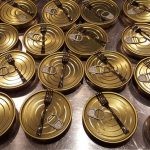 Neunauge-Fisch in kleinen Konservendosen