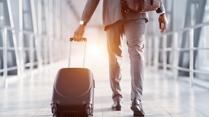 Geschäftsreisender auf dem Weg zum Gate