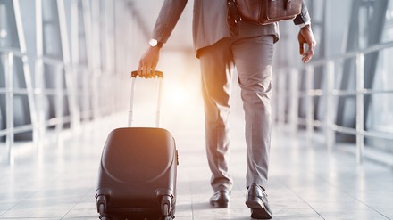 Geschäftsreisender auf dem Weg zum Gate