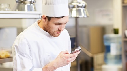 Ein Koch mit einem Smartphone