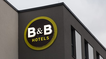 Blick auf das Logo des B&B Hotels in Köln, Nordrhein-Westfalen