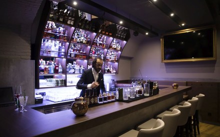 Barkeeper bei der Arbeit