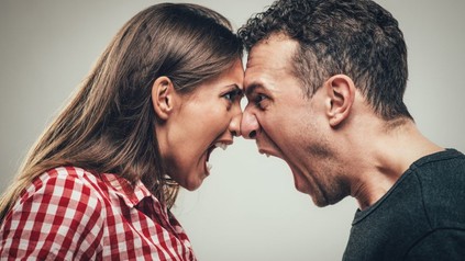 Mann und Frau schreien sich gegenseitig an