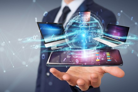 Eine Hand mit einem Smartphone