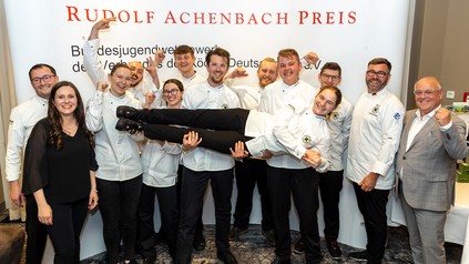 Die glücklichen Finalisten nach der Siegerehrung mit Gewinnerin Anna-Lena Trabert (Mitte). (Foto: © Achenbach Delikatessen Manufaktur)