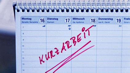 Kalender auf den in rot Kurzarbeit notiert ist
