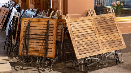 Tische vor Gaststätte gestapelt