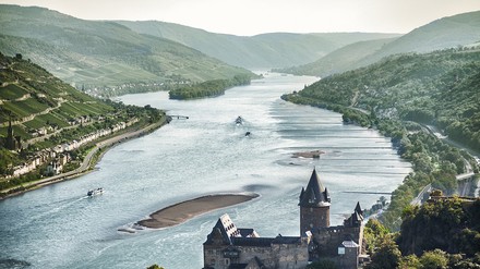 Aussichtspunkt mit Blick auf die Stadt Bacharach und auf den Rhein, zu beiden Seiten Weinberge