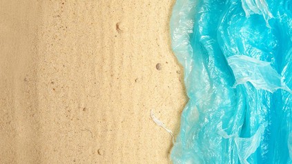 Plastikmüll an einem Strand