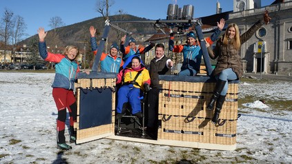 Eine Gruppe Menschen in einem Freiballon
