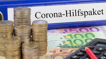 Ordner mit der Aufschrift Corona-Hilfsgelder