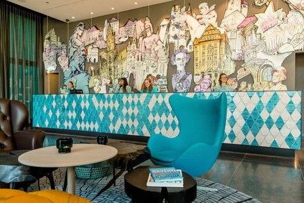 Eine Hotelrezeption im weißblauen Rautenmuster