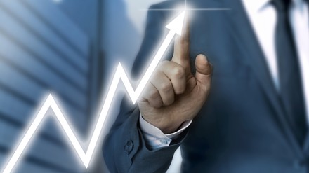 Mann zeichnet Aktienkurs Touchscreen Konzept