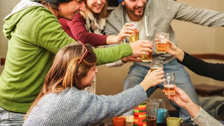 FReundesrunde stößt beim Après-Ski mit Bier an.
