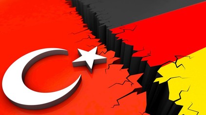 Türkei- und Deutschland Flagge mit Riss dazwischen