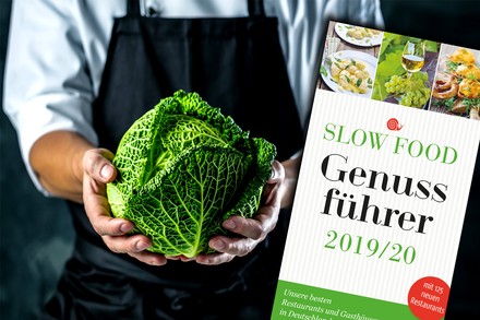 Das Titelbild des Slow Food Genussführers vor einem frischen grünen Kohlkopf