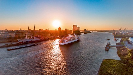 Ein Kreuzfahrtschiff im Hamburger Hafen