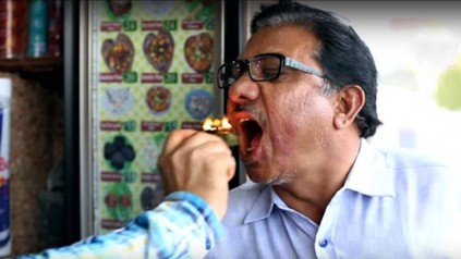 Mann probiert "Fire Paan"