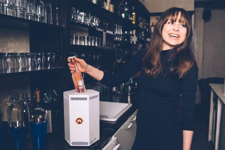 Frau an kukki-Toaster taut tiefgefrorenes Getränk auf