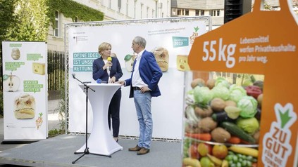 Bundesministerin Julia Klöckner und Sternekoch Christian Rach beim Presseauftakt zum "Zu gut für die Tonne!"-Bundespreis.