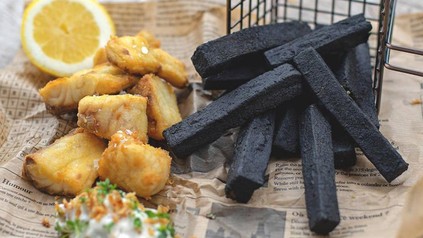 Schwarz gefärbte Pommes Frites