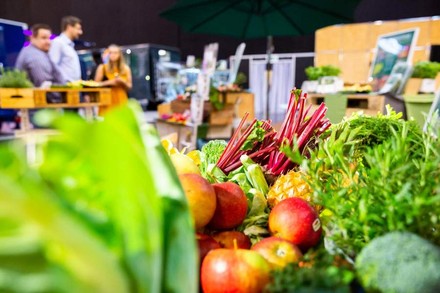 Eine Messehalle mit Menschen und Lebensmitteln