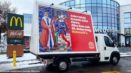 An insgesamt 15 stationären und einer mobilen Plakatfläche in München gratuliert Burger King dem Mitbewerber aus der bayerischen Landeshauptstadt. (Foto: © Burger King Deutschland)
