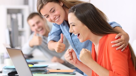 Mitarbeiter wird von Kollegen beglückwünscht