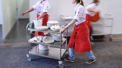 Arbeiter beim Geschirr aufräumen