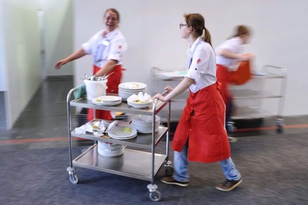 Arbeiter beim Geschirr aufräumen