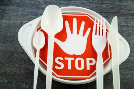 Ein Plastikgeschirr mit einem Stoppschild daneben