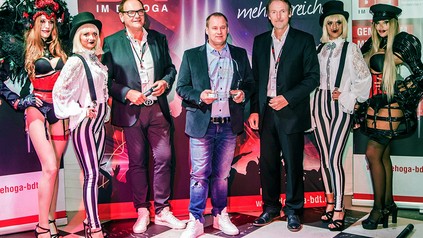 Eine Gruppe von verkleideten Menschen vor einer Diskothek