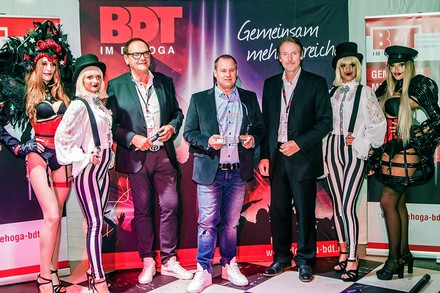 Eine Gruppe von verkleideten Menschen vor einer Diskothek