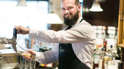 Ein Schankkeller beim Bierzapfen