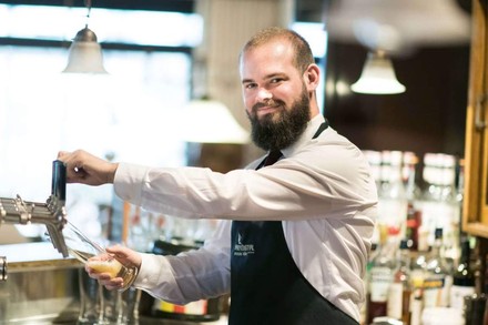 Ein Schankkeller beim Bierzapfen